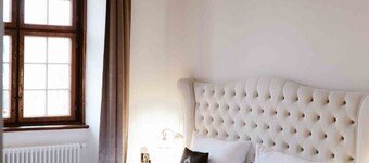 Luxurious Suite Versailles I