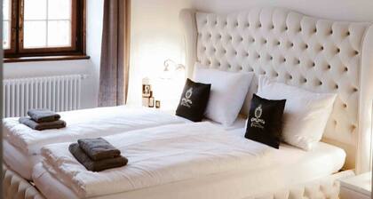 Luxurious Suite Versailles I