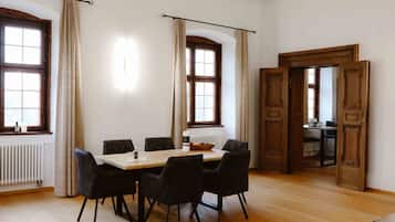 Premium Apartment, 1 Bedroom (295916) | In-room dining