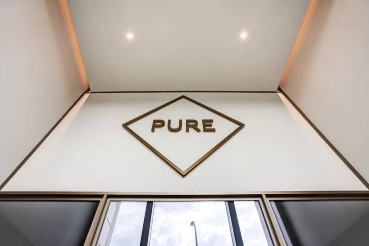 Techo con un diseño geométrico y la palabra "PURE" en el centro.