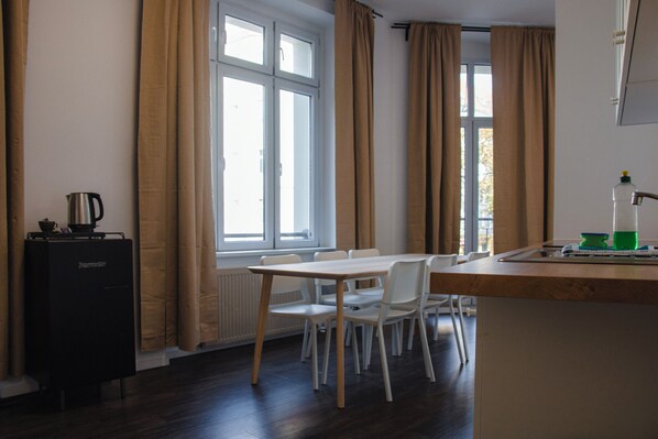 頂級公寓, 2 間臥室 (DE_BER_002_Apartmently_057_01_06_W) | 客廳 | 電視