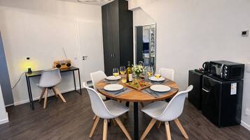 Design-Apartment, 1 Doppelbett und Schlafsofa (DE_BER_003_Apartmently_025_00_03_W)