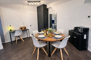 Design-Apartment, 1 Doppelbett und Schlafsofa (DE_BER_003_Apartmently_025_00_03_W) | 1 Schlafzimmer, Schreibtisch, Bügeleisen/Bügelbrett, kostenloses WLAN