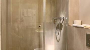 Apartment, 1 Bedroom (DE_BER_003_Apartmently_025_00_03_W) | Bathroom | Free toiletries, hair dryer