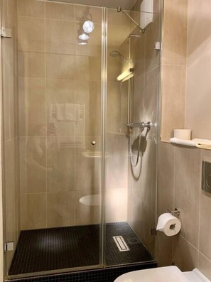 Apartment, 1 Bedroom (DE_BER_003_Apartmently_025_00_03_W) | Bathroom | Free toiletries, hair dryer - Arbio I Apartmently (Berlin)