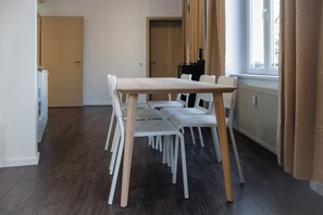 Apartment, 1 Bedroom (DE_BER_002_Apartmently_057_01_06_W) | Living area | TV - Arbio I Apartmently (Berlin)