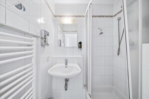Séchoir à cheveux, serviettes fournies, shampooing, papier de toilette