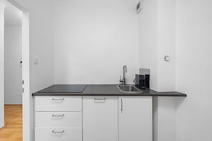 Comfort Apartment, 1 Bedroom (AT_VIE_068_Ursular_01_068_01_01_A017) | Private kitchen