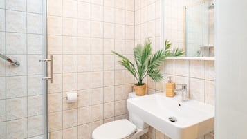 Apartment, 1 Bedroom (329112) | Bathroom | Shower, towels, soap, toilet paper