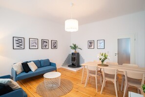 Huoneisto, 3 makuuhuonetta (335929) | Oleskelualue | 60–tuumainen taulutelevisio, jossa kaapelikanavat