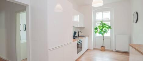Apartment, 3 Bedrooms (282132) | Private kitchen | Full-size fridge, microwave, oven, coffee/tea maker