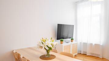 Apartment, 3 Schlafzimmer (335929) | Wohnbereich | 60-Zoll-Flachbildfernseher mit Kabelempfang