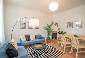 Apartment, 3 Bedrooms (282132) | Living area