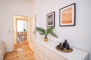 3 habitaciones, escritorio y espacio para trabajar con laptop 