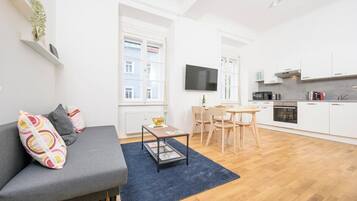 Apartment, 1 Schlafzimmer (292907) | Wohnbereich | 32-Zoll-Flachbildfernseher mit Kabelempfang