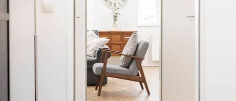 Departamento, 2 habitaciones (206364) | Área de sala de estar | Televisión de pantalla plana de 32 pulgadas con canales por cable