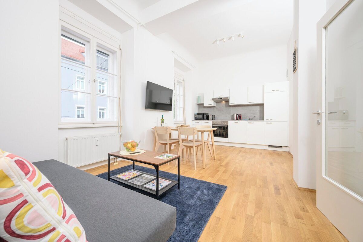 Un appartement moderne comprenant un salon, un coin repas et une cuisine.