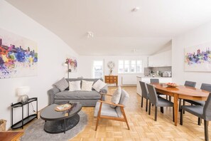 Apartment, 2 Bedrooms (206364) | Living area | 32-inch flat-screen TV with cable channels - Anna And Friends (Graz)