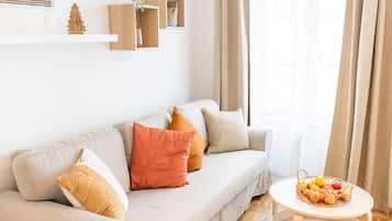 Apartment, 1 Schlafzimmer (206340) | Wohnbereich | 60-Zoll-Flachbildfernseher mit Kabelempfang