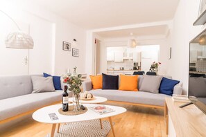 Appartement, 1 slaapkamer (206298) | Woonruimte | Een 60-inch flatscreentelevisie met kabelzenders