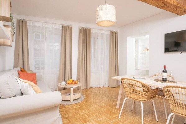 Appartement, 1 slaapkamer (206340) | Woonruimte | Een 60-inch flatscreentelevisie met kabelzenders