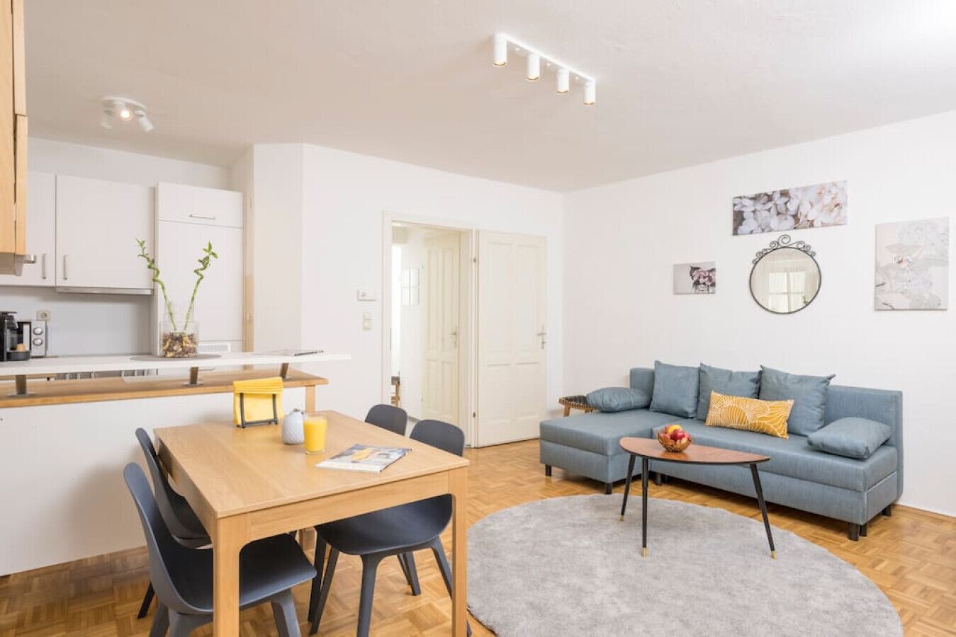 Apartment, 1 Schlafzimmer (206352) | Wohnbereich | 60-Zoll-Flachbildfernseher mit Kabelempfang