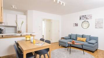 Apartment, 1 Schlafzimmer (206352) | Wohnbereich | 60-Zoll-Flachbildfernseher mit Kabelempfang