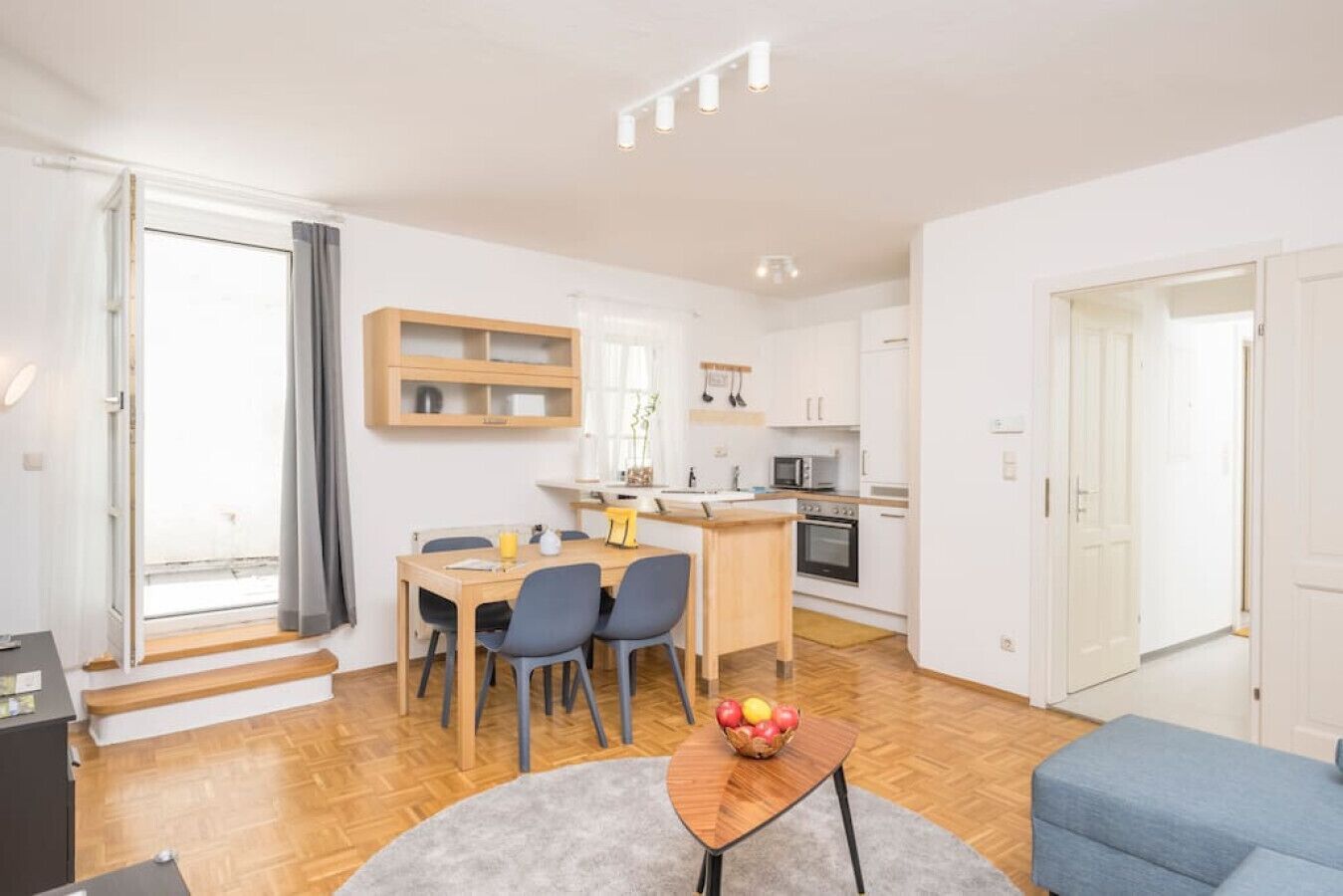 En moderne lejlighed med spiseområde, køkken og opholdsstue.