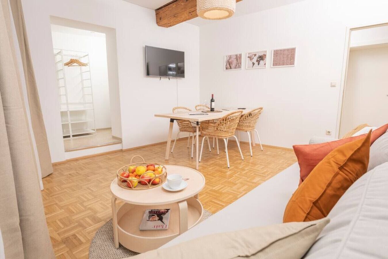 Apartment, 1 Schlafzimmer (206340) | Wohnbereich | 60-Zoll-Flachbildfernseher mit Kabelempfang