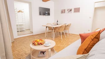 Apartment, 1 Schlafzimmer (206340) | Wohnbereich | 60-Zoll-Flachbildfernseher mit Kabelempfang