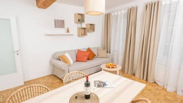 Apartment, 1 Schlafzimmer (206340) | Wohnbereich | 60-Zoll-Flachbildfernseher mit Kabelempfang