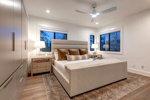 4 bedrooms, iron/ironing board, travel cot, free WiFi - KBM Resorts | Hidden Creek | Bright and Airy, Near Canyons Cabriolet, Gas Fireplace, Private Hot Tub, Comm Summer Pool HCT-26c (Park City)