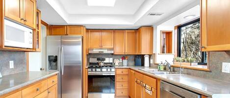 Een koelkast, een microgolfoven, een oven, een kookplaat