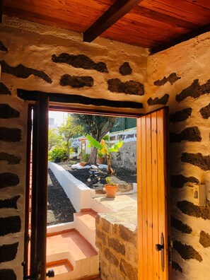 Interior - Cabaña en zona tranquila con bonitas vistas, acogedor estilo y cuidado jardín. (CN)