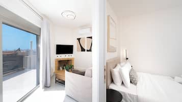 Panoramic Apartment, City View | Living area