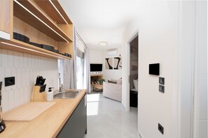 Appartement Panoramique, vue ville | Cuisine privée | Mini réfrigérateur, micro-ondes, plaque de cuisson, machine à expresso