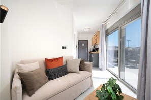 Appartement Panoramique, vue ville | Coin séjour | TV connectée de 43 pouces avec chaînes par câble
