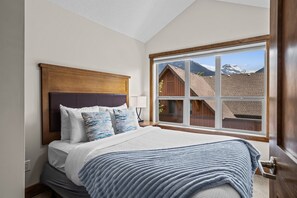 3 bedrooms, iron/ironing board, free WiFi, bed sheets - Peaks n' Patio - 3 Bedrooms, Pet Friendly, Gym, Outdoor Hot Tub (Canmore)