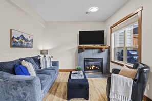 Smart TV, fireplace - Peaks n' Patio - 3 Bedrooms, Pet Friendly, Gym, Outdoor Hot Tub (Canmore)