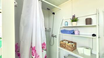 Douche, sèche-cheveux, serviettes fournies, papier toilette