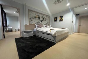 Suite Room | Minibar, in-room safe, desk, free WiFi