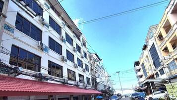 Vista frontal de la propiedad