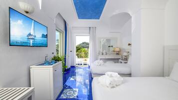 Quarto superior | Frigobar, cofres nos quartos, Wi-Fi de cortesia, roupa de cama