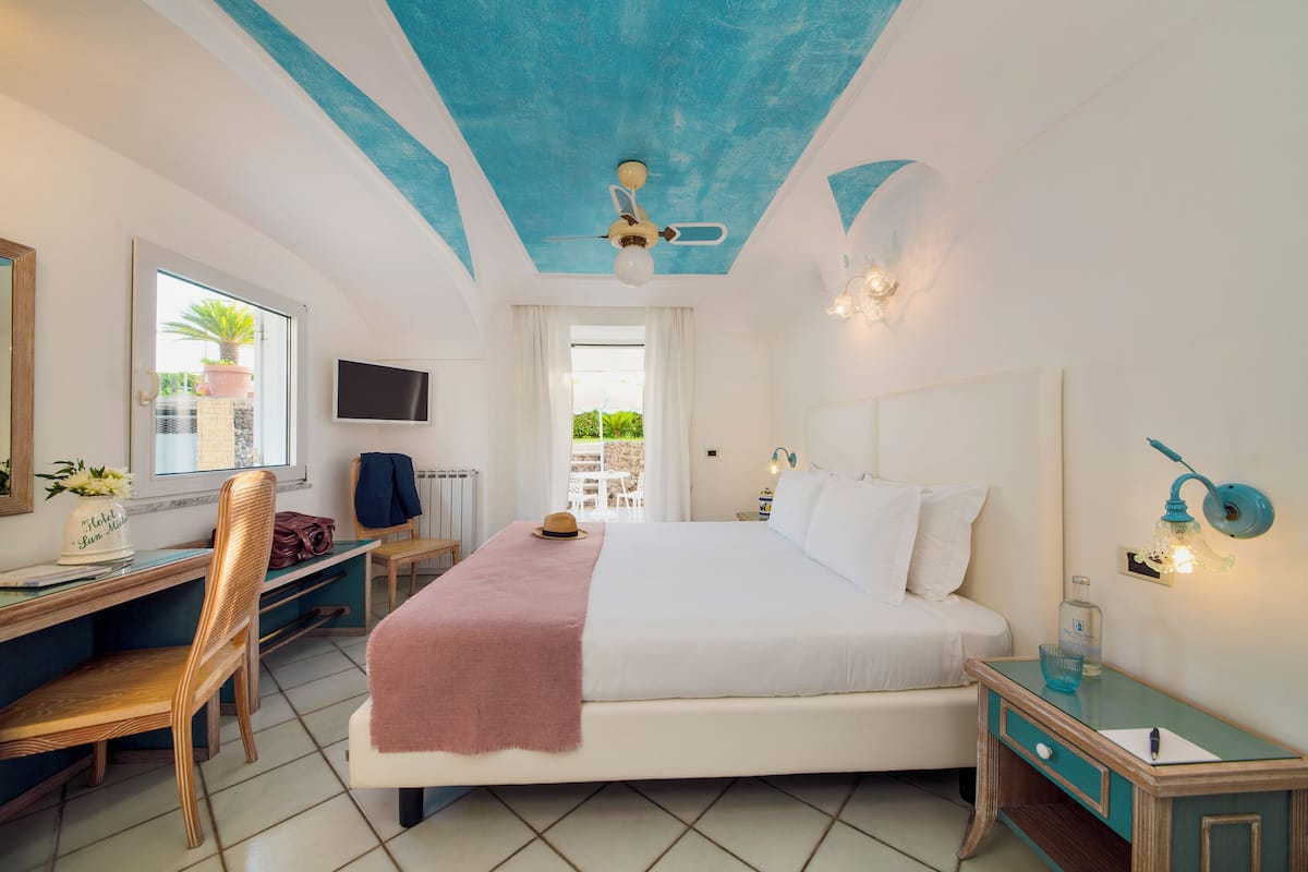 Minibar, caja de seguridad en la habitación, wifi gratis y ropa de cama