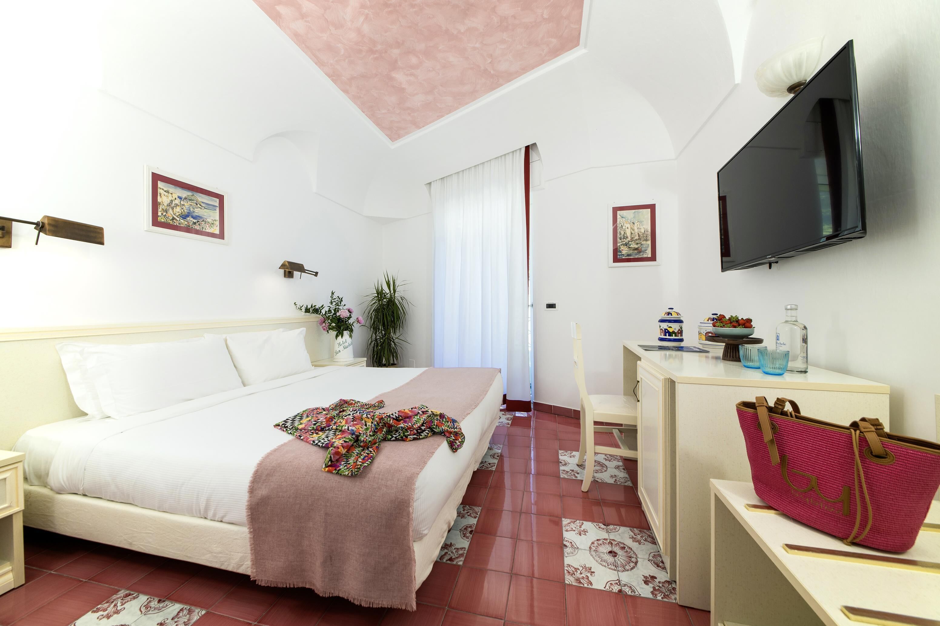 Minibar, coffres-forts dans les chambres, Wi-Fi gratuit, draps fournis