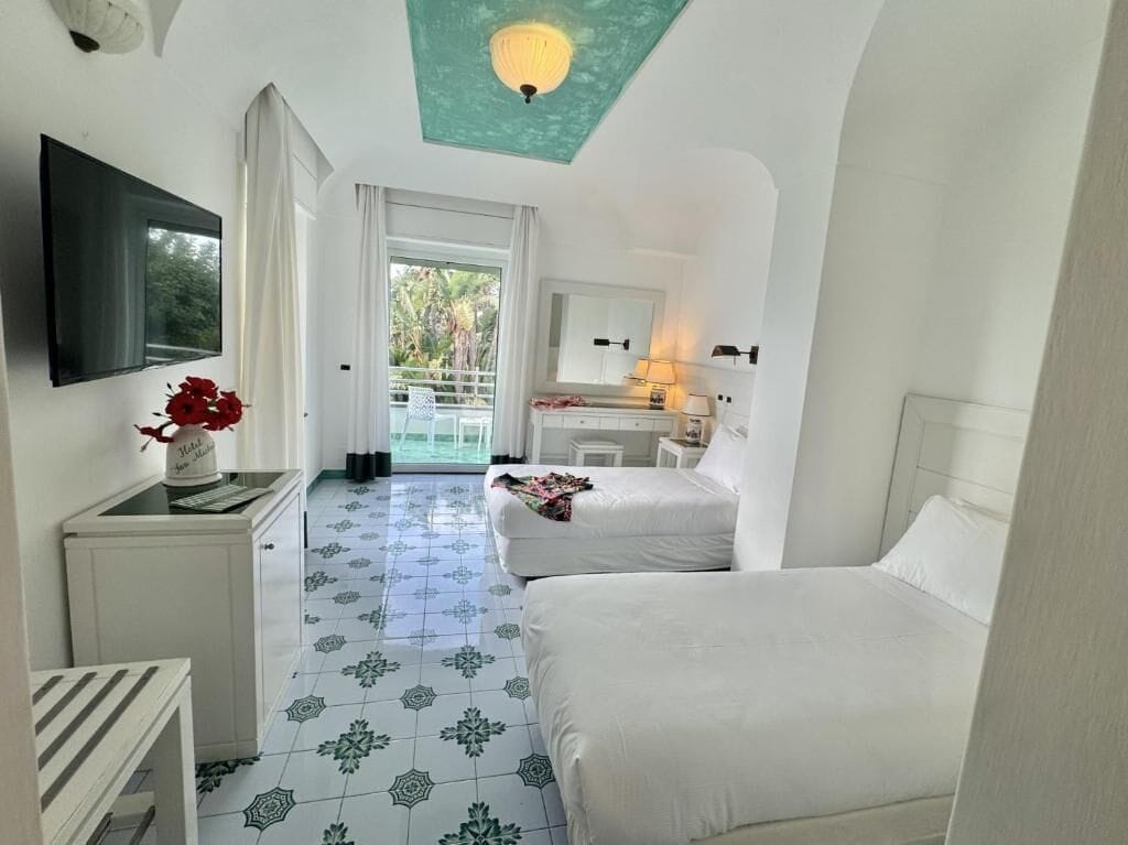 Minibar, caja de seguridad en la habitación, wifi gratis y ropa de cama 