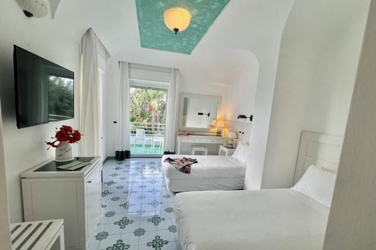 Minibar, caja de seguridad en la habitación, wifi gratis y ropa de cama