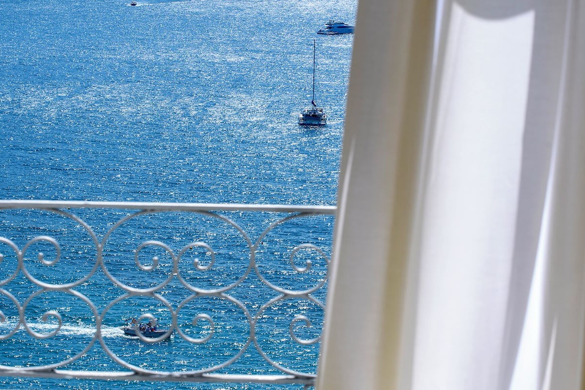 Minibar, caja de seguridad en la habitación, wifi gratis y ropa de cama