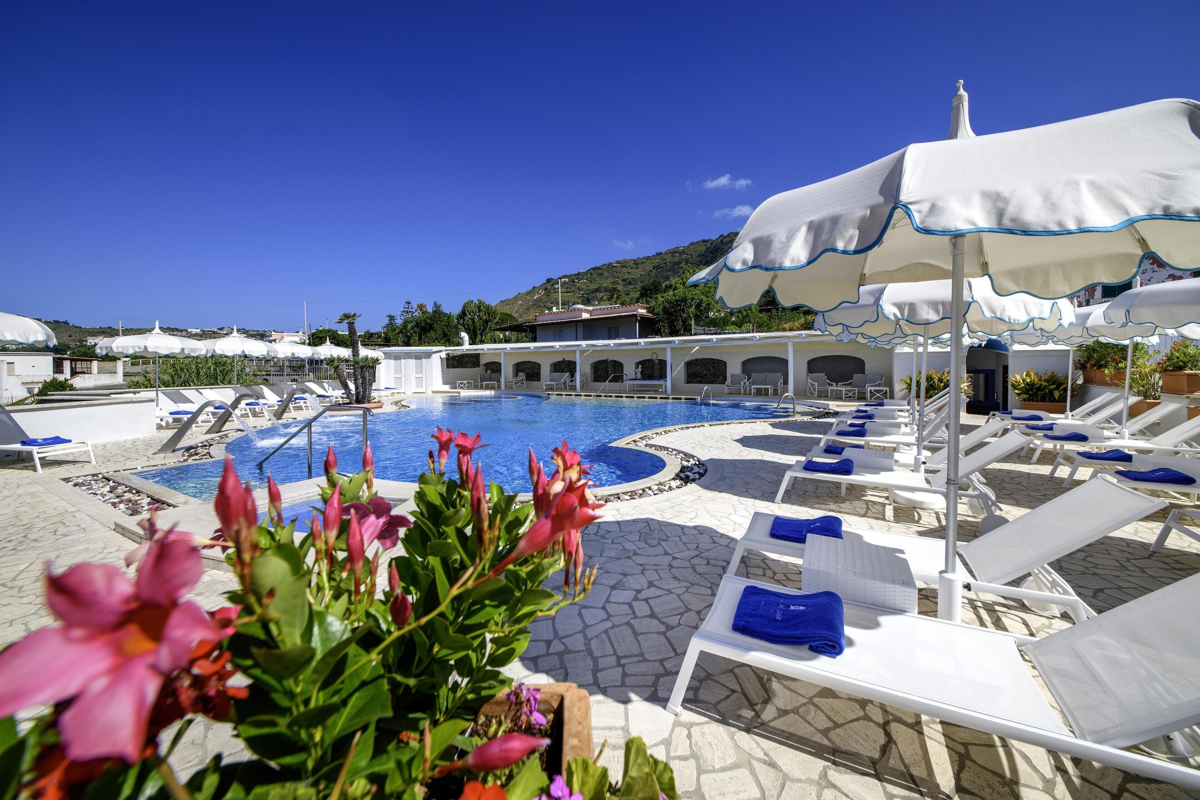 Außenpool (je nach Saison geöffnet), Sonnenschirme, Liegestühle