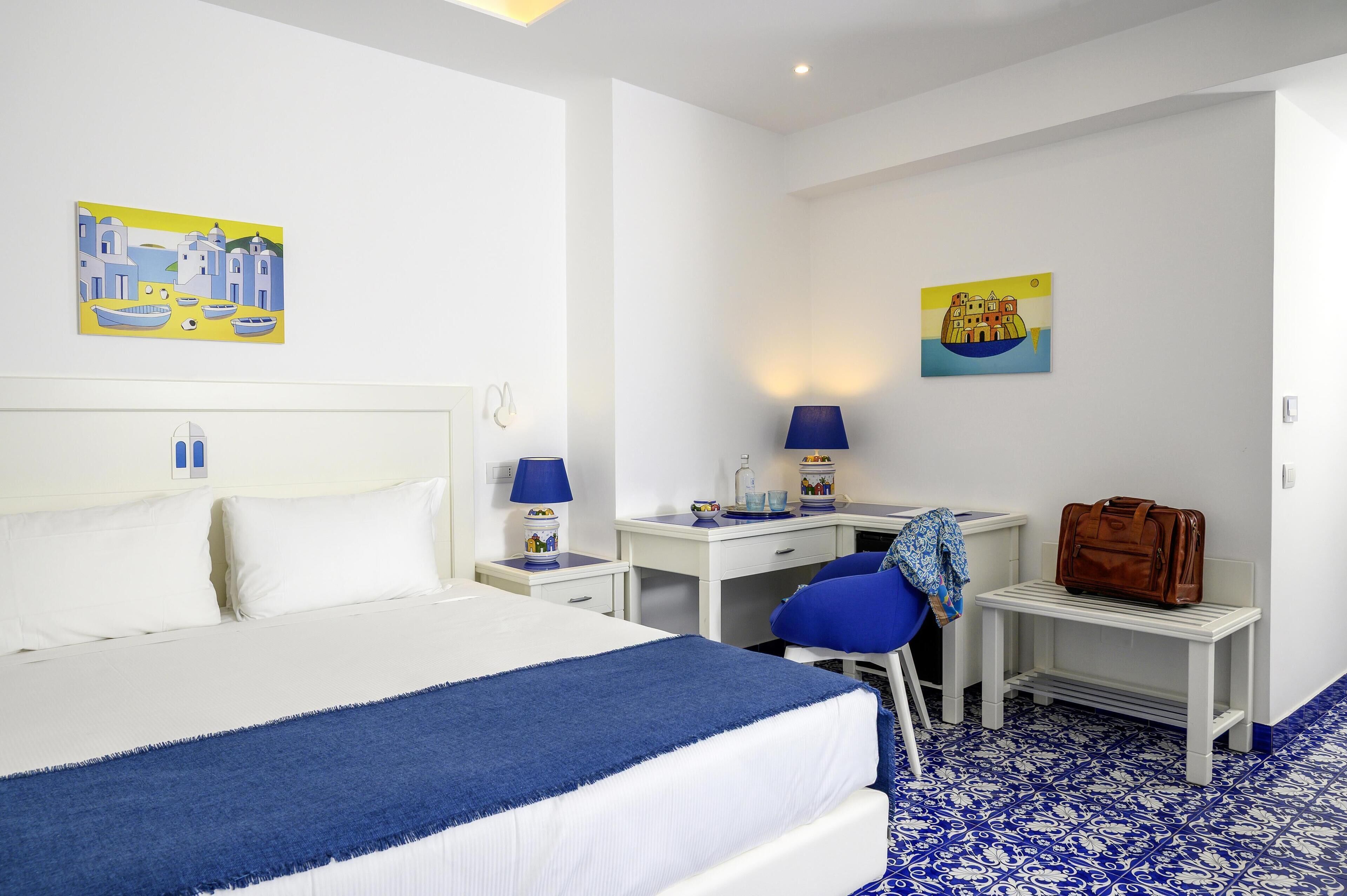 Minibar, coffres-forts dans les chambres, Wi-Fi gratuit, draps fournis